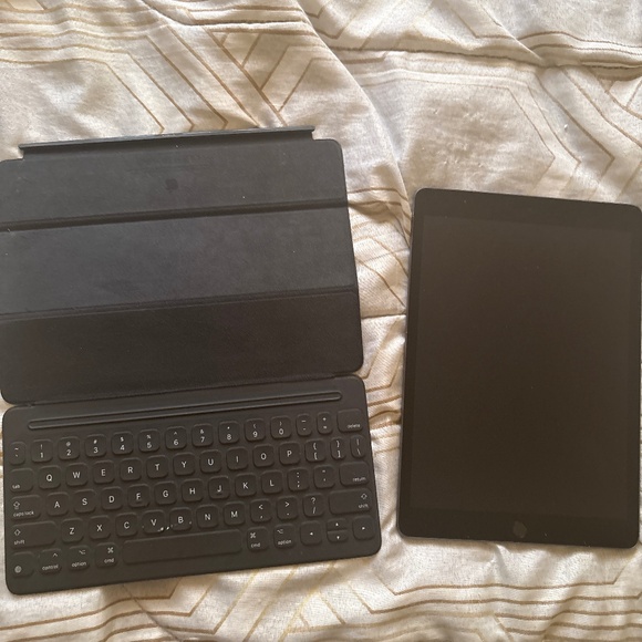 IPad with keyboard/ cover - Picture 1 of 3